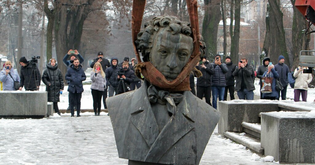 A monument to Pushkin being dismantled in Kyiv, early 2023.